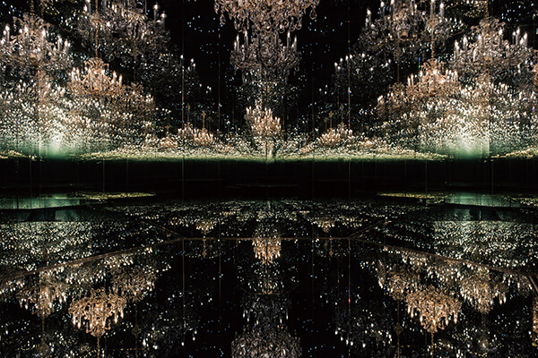 在倫敦展出的《悲傷水晶燈》，以旋轉的水晶映像，在光影交錯中形成華麗的魔幻世界。+
