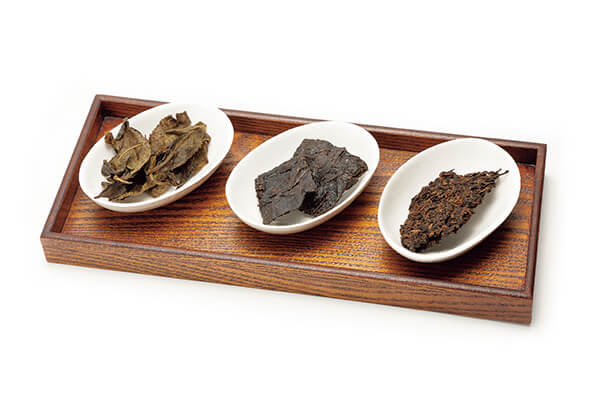 各種后發酵茶，左起為阿波晚茶、碁石茶、普洱茶。