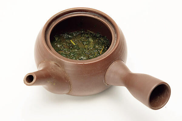 茶壺里殘留茶湯的狀態。（為了讓第一泡與第二泡都好喝，最好每次都將茶湯倒完。）