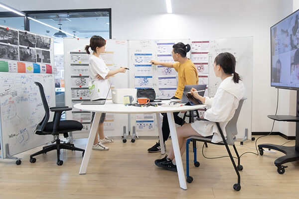 當與更多團隊成員協作討論時，需要一個會議演示空間，可站可坐，有遠程視訊可投屏，讓人更快進入狀態。