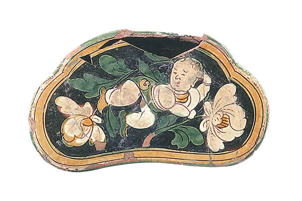 金代．三彩孩童戲蓮紋枕+金三彩的釉料流動性小，釉色配合紋飾圖案布局，人物花卉的形象清晰，風格規(guī)整雅致。（圖五）+圖片來源：《中國出土瓷器全集5山西》，頁88。