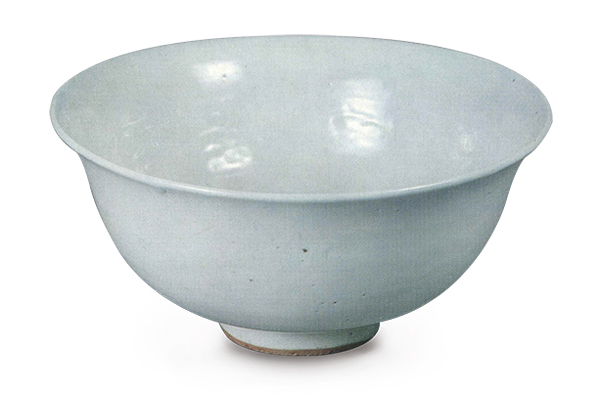 元代．樞府窯印花紋碗+碗內有模印法壓印的紋飾和「樞府」二字銘文。釉色卵白，略帶青灰，是元代樞府窯的特色。（圖四）+圖片來源：《世界陶磁全集13遼金元》，頁59，圖44。
