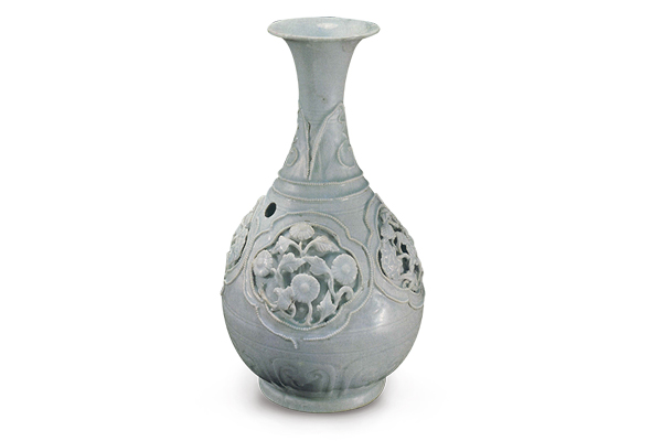 元代．青白瓷貼花玉壺春瓶+此器表面有堆貼連珠紋、堆塑花葉及刻劃壼門紋邊框等多重裝飾，風格繁復而華麗。（圖三）+圖片來源：《世界陶瓷全集13遼金元》，頁57圖43。