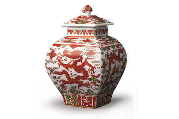 明嘉靖．五彩蓋罐+此器以紅色彩繪為主，局部填入粉綠，構圖繁復，紅彩明艷，是嘉靖時期特色。（圖三）+圖片來源：《五彩．斗彩》，頁6，圖5。