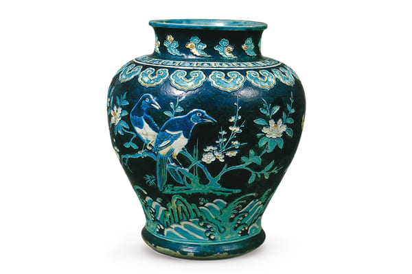 明代．法花花鳥紋罐+以瓷土堆塑圖案，雕出細(xì)部紋樣，高溫素?zé)ㄐ秃?，再施各種鉛釉彩，低溫?zé)?。（圖三）+圖片來(lái)源：《世界陶瓷全集14明》，頁(yè)134，圖135。