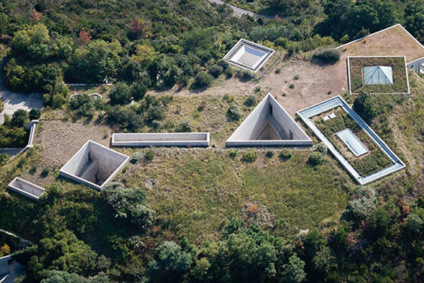 圖四：直島地中美術館的清水混凝土墻面，通過天窗設置引入自然光之俯瞰圖（圖源安藤忠雄建筑研究所官網）