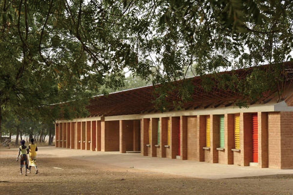 圖五：甘多小學運用黏土磚制作，具有通風、隔熱效果。（圖源Kéré建筑工作室官網）