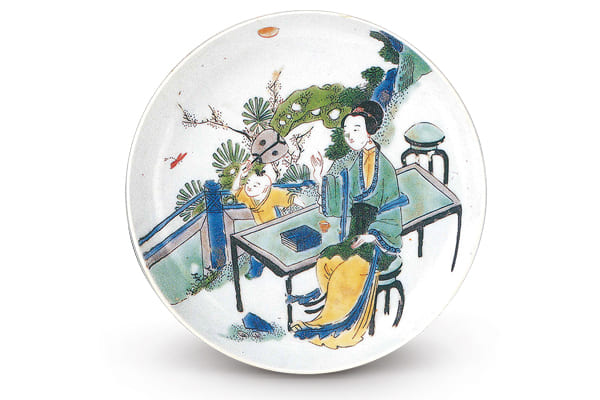 清康熙．五彩仕女童子紋盤+此器以藍、綠、黑、黃、紅等釉上彩繪畫紋飾，色調清晰高雅，富有悠然的生活氣息。（圖五）+圖片來源：《五彩?斗彩+38故宮博物院文物珍品全集》，頁111，圖101。