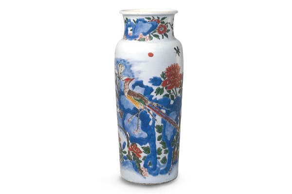 清順治．五彩花鳥紋筒式瓶+此器先繪青花，再施紅、綠、黃、紫、褐等釉上彩，青花以深淺變化產生立體感，為其特色。（圖四）+圖片來源：《五彩?斗彩+38故宮博物院文物珍品全集》，頁67，圖62。