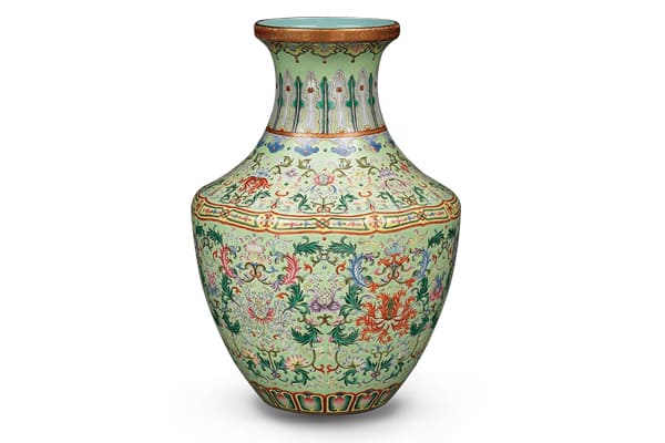 清嘉慶．粉彩綠地番蓮紋瓶+此器布滿番蓮、蕉葉、如意云頭及蓮瓣框等紋樣，是乾隆晚期至嘉慶時期所盛行的綠地粉彩。（圖五）+圖片來源：私人收藏