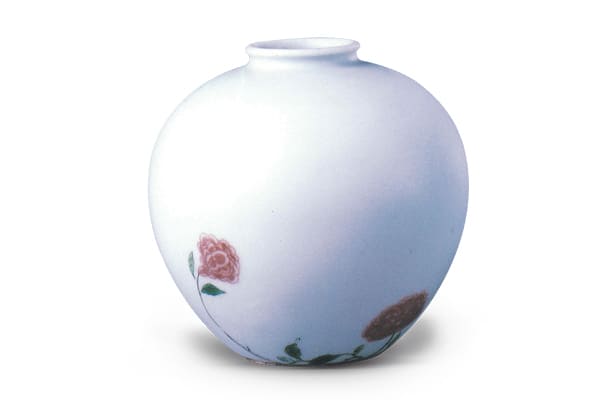 清康熙．釉里紅加彩芍藥紋尊+此器先制作高溫釉里紅花朵，再繪低溫綠葉與黑褐色花莖，是康熙時(shí)期的特有品類。（圖四）+圖片來源：《故宮珍藏康雍乾瓷器圖錄》，頁41，圖24。