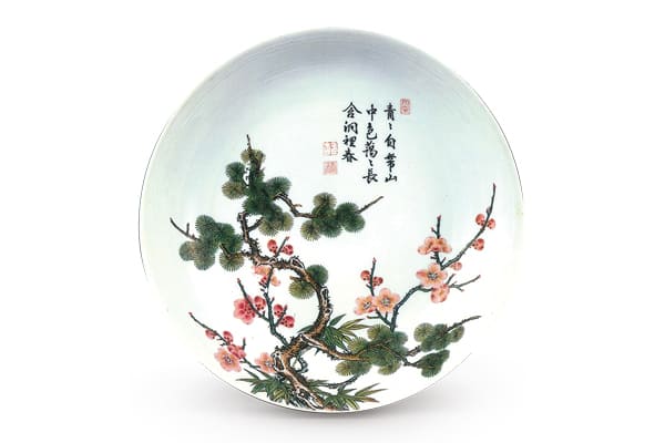 清雍正．琺瑯彩歲寒三友圖盤 此器以琺瑯料繪畫歲寒三友圖，空白處題寫詩句并加上三印，具有文人詩書畫之韻致。（圖二） 圖片來源：故宮博物院藏。 圖片來源：《故宮清瓷圖錄－康熙窯雍正窯》，圖116。