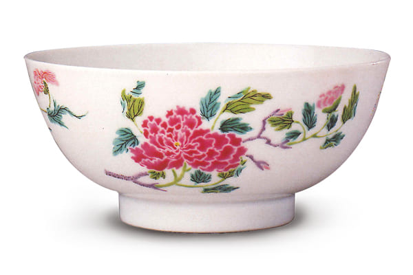 清雍正．粉彩折枝花卉紋碗 此器以粉彩料繪畫四種折枝花卉，彩料之中含有玻璃白粉，因此呈現粉嫩柔和的質感。（圖四） 圖片來源：《琺瑯彩?粉彩39故宮博物院文物 珍品全集》，頁84，圖73。
