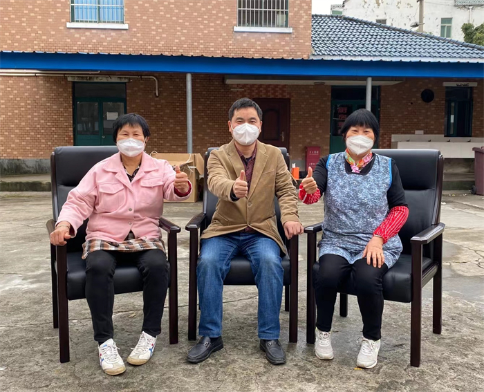 徐益群院長和院方工作人員。