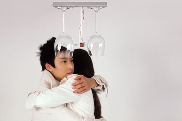 「酒杯門鈴」同樣也蘊含對時代與環境的反思。+