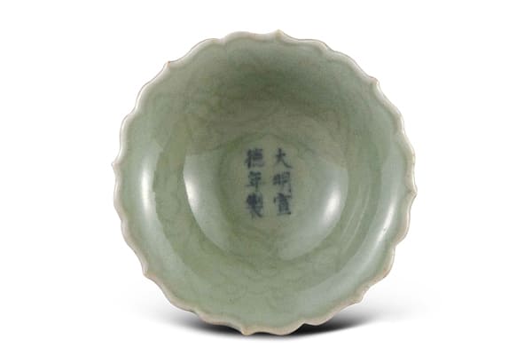 明宣德．仿龍泉窯蓮瓣形碟 高溫燒成的青釉，顏色青中帶黃，質感潤澤勻亮，是明清早期盛行的仿龍泉青釉。（圖三） 圖片來源：《明代宣德官窯精華特展圖錄》，頁193。