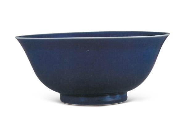 明宣德．霽青暗花雙龍碗 霽藍釉色深亮 ，口沿露出白邊為其特征 ，由于此類器物為祭祀用品 ，亦稱“祭藍”。（圖二） 圖片來源：《明代宣德官窯精華特展圖錄》，頁303 。
