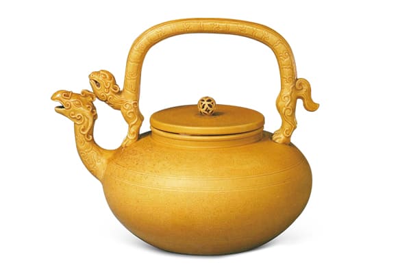 清康熙．黃釉暗花提梁壺 此器施以低溫鐵黃釉，釉面光亮，色感清澈嬌艷，習稱“嬌黃”，為宮廷御用之物。（圖四） 圖片來源：《顏色釉37故宮博物院藏文物珍品全集》，頁52，圖47。