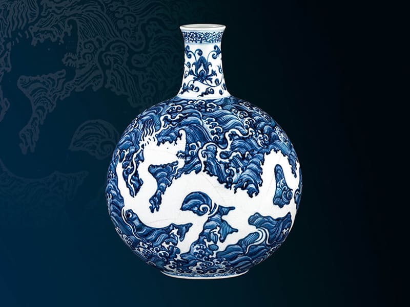 明+永樂+青地白花波濤龍紋扁瓶+高47公分／震旦博物館提供