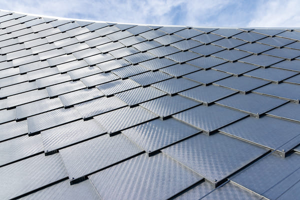 建筑屋頂外覆龍鱗式太陽能板，可產出潔凈電力。