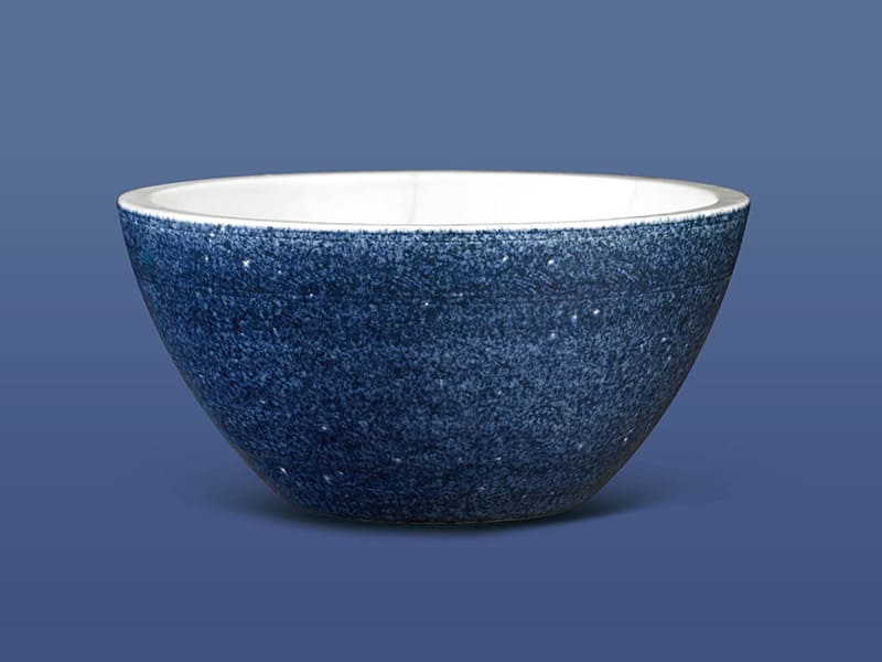 明宣德．灑藍(lán)釉暗花龍紋碗+「灑藍(lán)」以吹釉方式施釉，釉色深淺不一，猶如灑落飛濺的水滴或是雪花紛飛之景象。（圖一）+圖片來源：震旦博物館藏品
