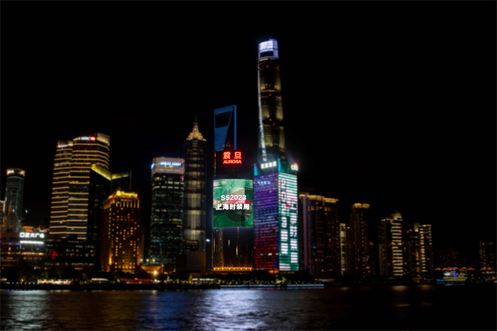 時裝周主視覺亮相震旦國際大樓，成為上海城市夜景中最璀璨的一道風景。
