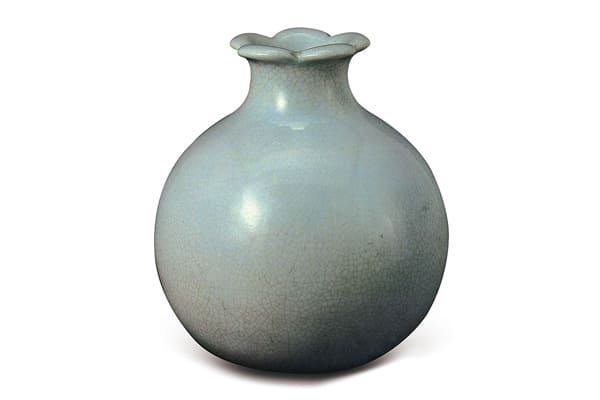 清雍正．仿汝窯石榴尊+釉色天青，釉厚乳濁，有細(xì)開片紋，器底書寫青花年款，是雍正官窯模仿宋代汝窯的器物。（圖四）+圖片來源：《故宮清瓷圖錄+康熙窯+雍正窯》，圖126。