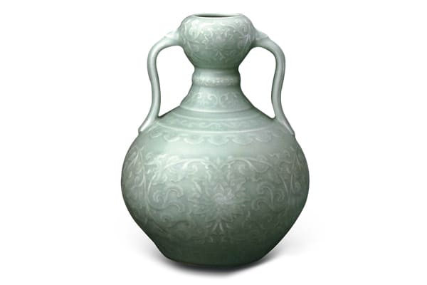 清雍正．粉青釉凸花如意耳蒜頭瓶+表面淺浮雕紋樣，施青釉后送燒，流釉造成深淺變化，色調(diào)淺淡，是突顯紋飾的立體效果。（圖二）+圖片來源：《顏色釉37故宮博物院藏文物珍品全集》，+頁(yè)143，圖130。
