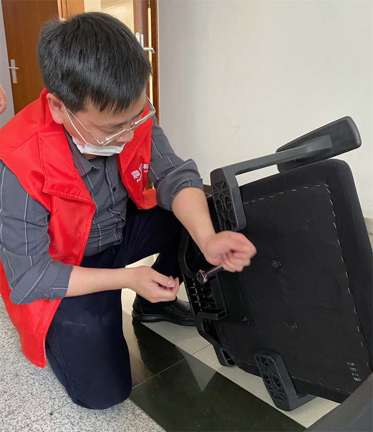 同仁胡逵組裝辦公椅。