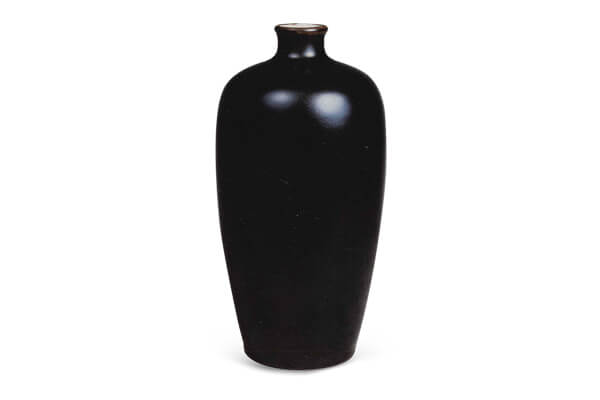清康熙．烏金釉瓶+此器的釉色黑金，光亮如漆，質感光潤細膩，胎釉+之間結合緊密，為烏金釉特色。（圖四）+圖片來源：《世界陶磁全集15清》，頁41，圖33。