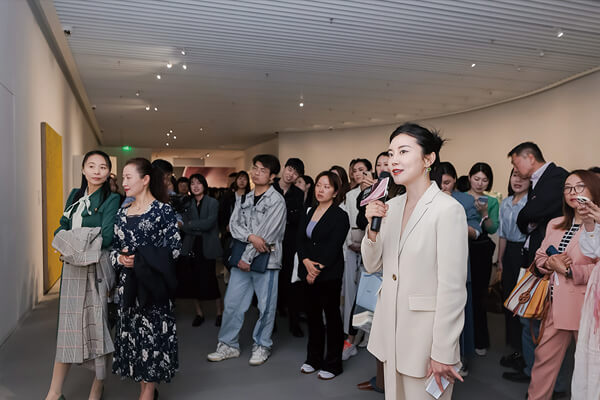 圖一：策展人祝羽捷在開幕當日進行作品導覽