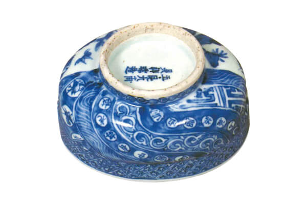 明末．青花碗 此器的造形紋飾皆與中國本地陶瓷不同，是根據國外訂單所做的定制化商品。（圖四） 圖片來源：《世界陶瓷全集14明》，頁276，圖273。