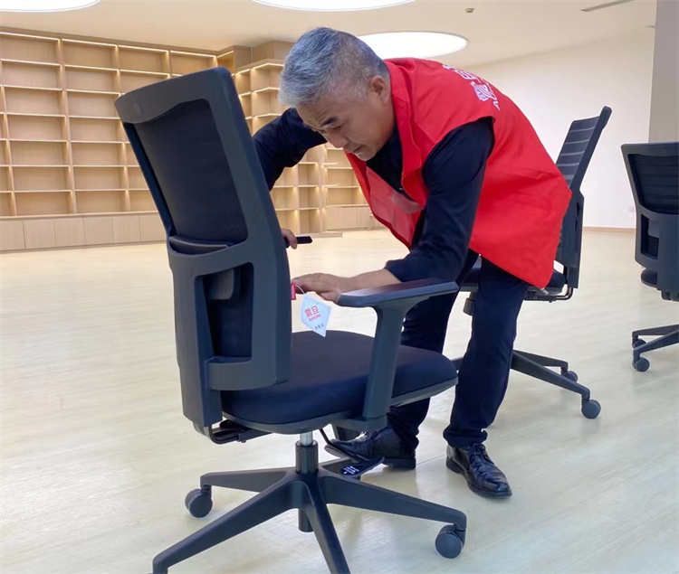震旦家具賈興茂經理調試椅子。