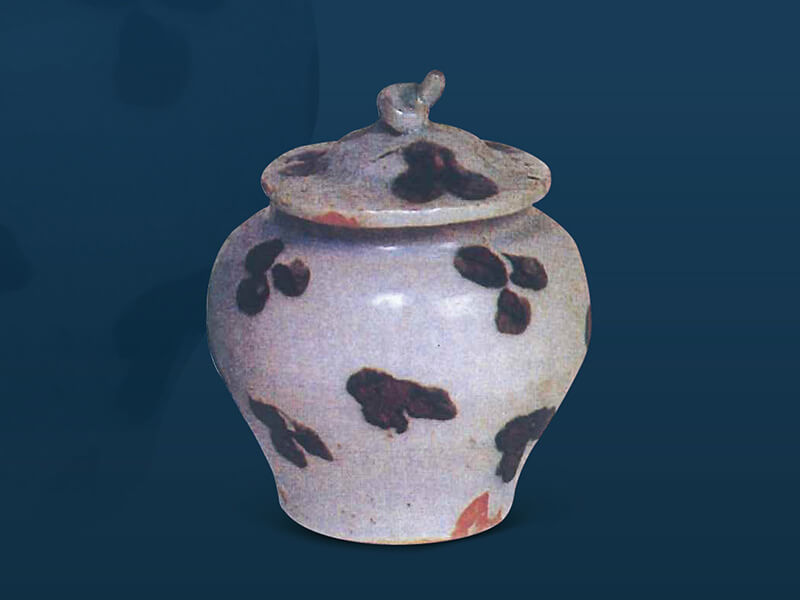 元代．青白瓷黑褐斑點小蓋罐+此器表面施青白色釉，局部裝飾黑褐色的斑點，是由景德鎮燒造，外銷東南亞的產品。（圖一）+圖片來源：《元代瓷器》，圖434。