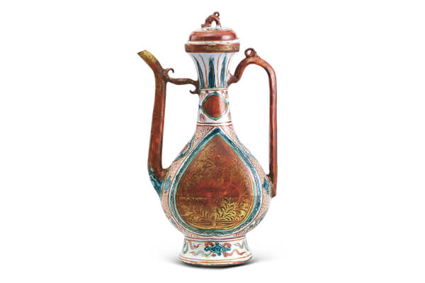 明嘉靖．五彩描金執(zhí)壺 此類以紅綠彩加上描金裝飾的瓷器，稱為“金襴手”。（圖四） 圖片來源：《明清貿易瓷 故宮博物院藏 上海博物館》，頁100，圖26。
