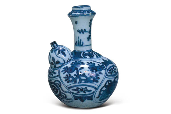 明末．青花軍持 明末外銷瓷中，以鈷料勾勒花瓣形開光，內部繪畫花卉的青花瓷器，稱為“芙蓉手”。（圖五） 圖片來源：《陶瓷的東西交流》，圖33。