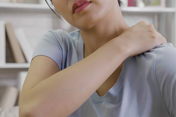 不少心肌梗塞病人在急性發(fā)作前，曾有過左手臂或左肩酸麻感，或因反射神經(jīng)傳導(dǎo)現(xiàn)象曾有下額酸麻等先兆，也是常見的+「求救訊號(hào)」，一定要特別注意。