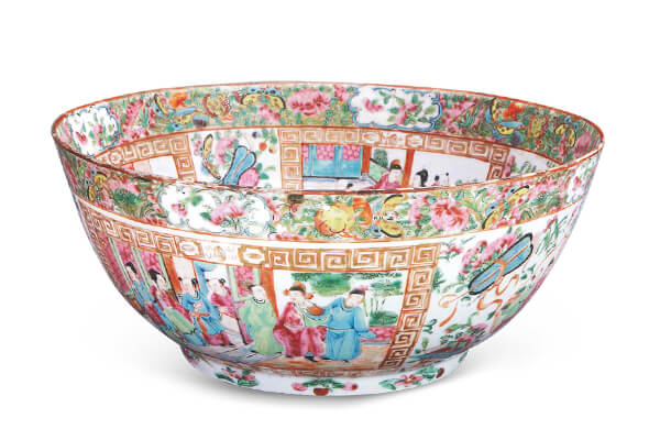 清乾隆．景德鎮(zhèn)窯廣彩人物圖大碗+廣彩器使用景德鎮(zhèn)窯的白瓷胎彩繪而成，色澤華麗，全器滿工，是外銷瓷中的特殊品類。（圖二）+圖片來源：《明清貿(mào)易瓷+故宮博物院上海博物館藏》，頁296，圖129。