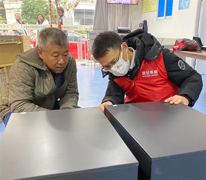震旦家具同仁孫永向院方工作人員介紹密碼鎖功能。