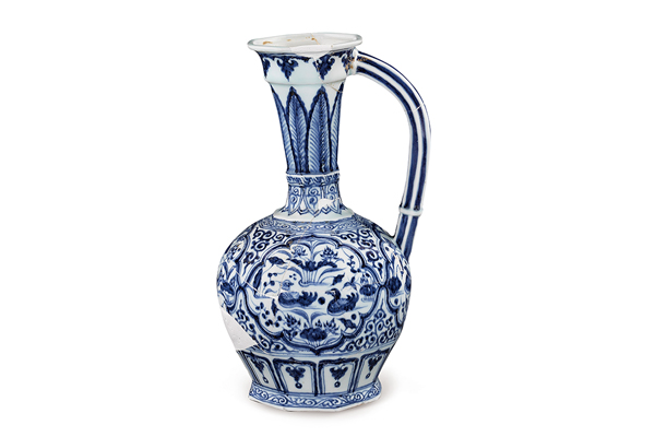 元．青花八棱蓮塘水禽紋執壺 此器由景德鎮制作，造型近似伊斯蘭銀執壺，是為伊斯蘭地區之消費者所生產的器物。（圖二） 圖片來源：震旦博物館藏