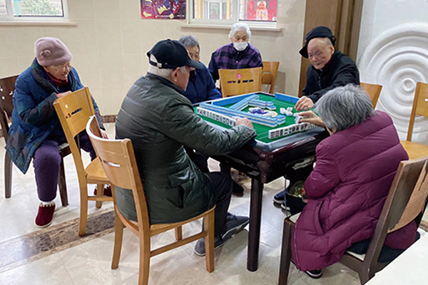 院內老人們頤享休閑時光。