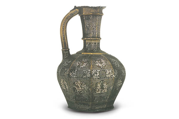 伊斯蘭嵌銀銅壺（公元1232年）+此器為公元1232年伊拉克摩蘇爾地區所制作，是元青花八棱執壺所模仿的原生器形。（圖二）+圖片來源：《世界美術全集+東洋編17》，頁51，圖42。