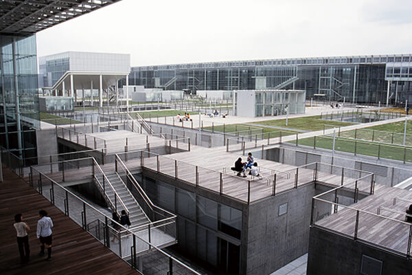 9幢大樓以空中步道、露臺、斜坡，以及中庭花園互相串接。