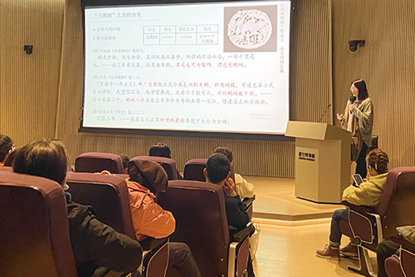 華東師范大學美術學院的熊瑛老師，帶領觀眾回顧了明+代海上絲路紡織品交流的歷史。
