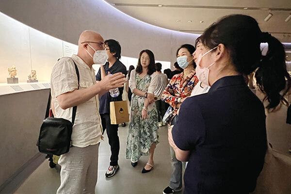 中央美術學院雕塑系特聘教授王曜以中國繪畫、書法、器物及建筑，帶領觀眾體會傳統造像的神韻與高度。