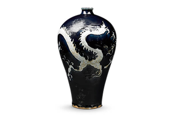 元代．藍地刻花白云龍紋梅瓶+龍紋采淺刻法制作，表面施透明釉，其余器面用鈷與釉調成的藍釉，燒成藍地白花之裝飾。（圖三）+圖片來源：震旦博物館藏