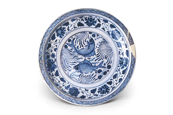盤面紋飾采同心圓式布局，粗筆和細筆交互使用，魚紋形象寫實，水草隨波擺蕩，富有動感。（圖五）+圖片來源：《元青花》，頁136。