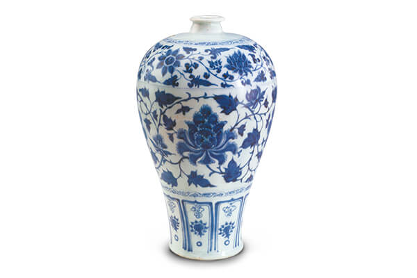 元代．青花纏枝牡丹紋梅瓶，梅瓶腹部碩長且上寬下窄，表面裝飾卷草、串枝蓮花、纏枝牡丹及壼門紋邊框等紋樣。（圖四）