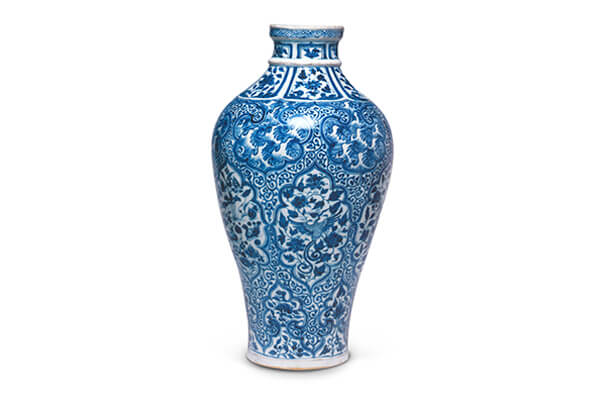元代．青花開光花鳥水禽紋六棱形瓶，此器的紋飾配合六邊形的瓶身而設計，紋飾滿密，層次豐富，符合伊斯蘭地區的審美風尚。（圖二）+圖片來源：《幽藍神彩》，頁77，圖9。