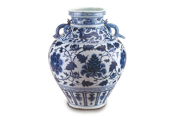元代．青花纏枝牡丹瑞獸紋雙耳罐+胎體厚實，造型雄渾穩重，表面紋飾顏色深濃如藍寶石，呈現元代青花的典型特徵。（圖五）+圖片來源：《幽藍神彩》，頁125，圖32。